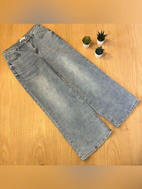 Molly Braken High Waisted Wide Leg Jeans in a Light Wash
